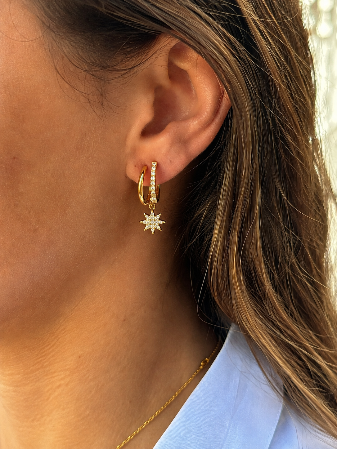 Boucles d’oreilles Clara – Doré, porté